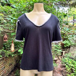 🌷 Who What Wear - Black tulip sleeve top with white trim 🌷